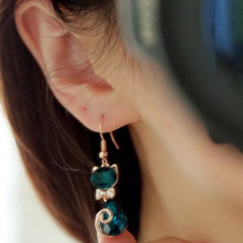 🆕 Emerald Color Bling Cat Stud Earrings - Picture 4 of 5